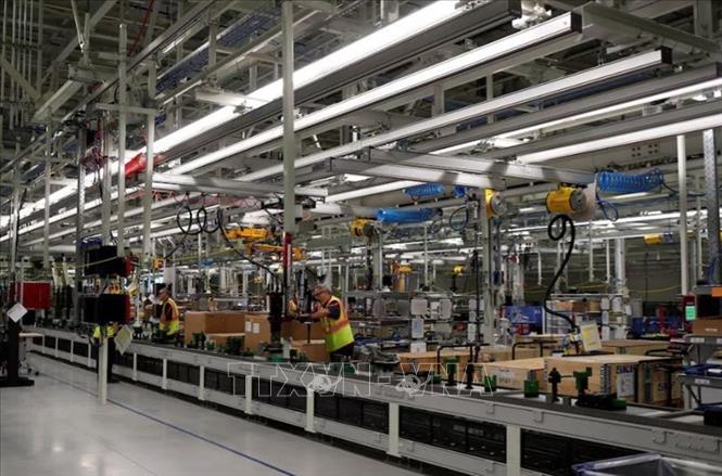 Nhân viên làm việc trong dây chuyền sản xuất xe Volvo tại nhà máy ở Ridgeville, bang South Carolina, Mỹ. Ảnh: REUTERS/TTXVN