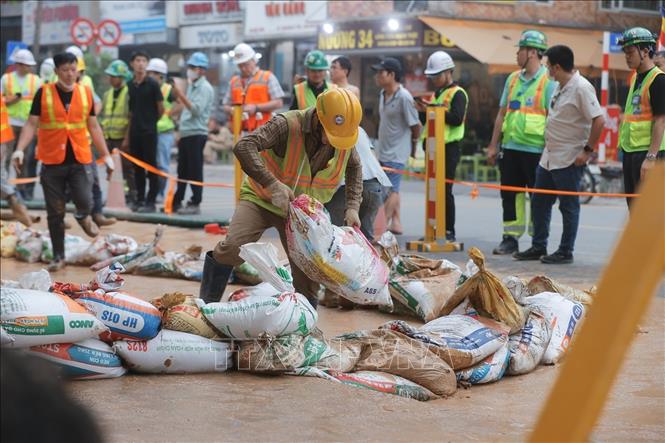Công nhân đang nỗ lực khắc phục sự cố. Ảnh: Minh Quyết - TTXVN