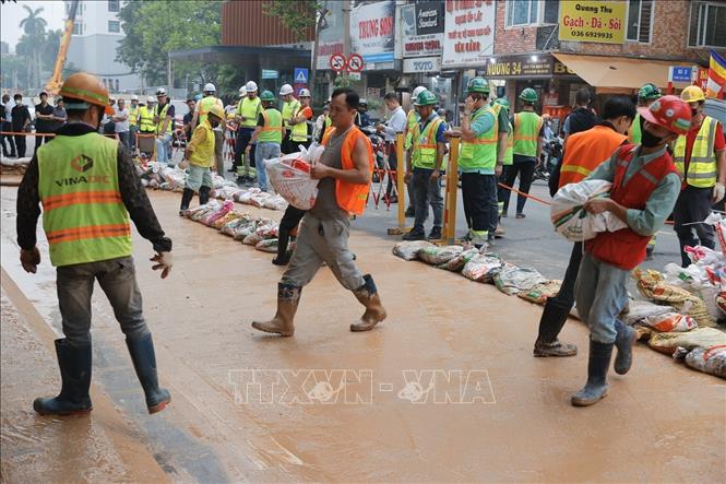 Công nhân đang nỗ lực khắc phục sự cố. Ảnh: Minh Quyết - TTXVN