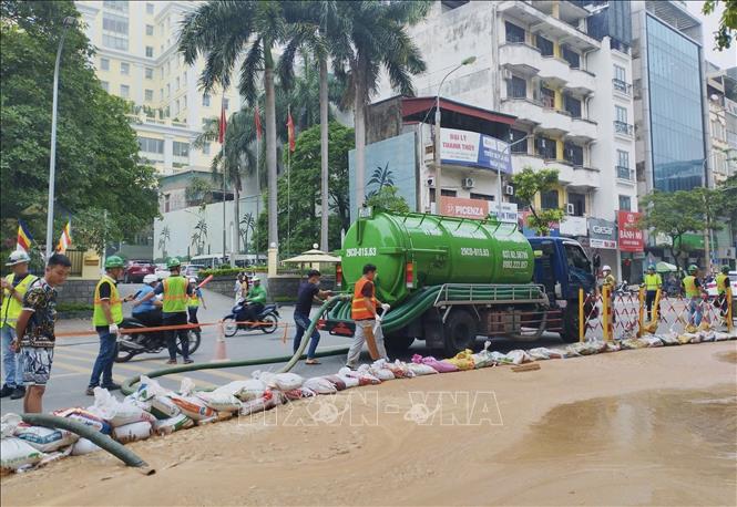 Liên danh nhà thầu và MRB Hà Nội chủ động triển khai khắc phục sự cố tại hiện trường. Ảnh: TTXVN