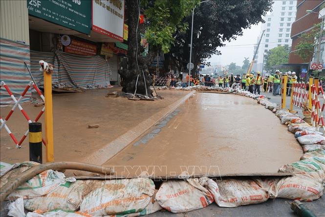Liên danh nhà thầu và MRB Hà Nội triển khai công tác khắc phục sự cố tại hiện trường. Ảnh: Minh Quyết - TTXVN