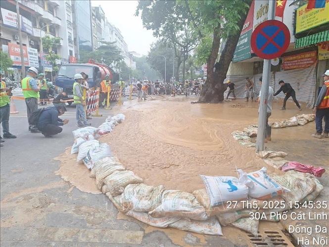 Liên danh nhà thầu và MRB Hà Nội triển khai công tác khắc phục sự cố tại hiện trường. Ảnh: TTXVN