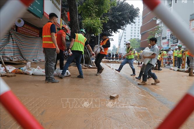 Công nhân đang nỗ lực khắc phục sự cố. Ảnh: Minh Quyết - TTXVN