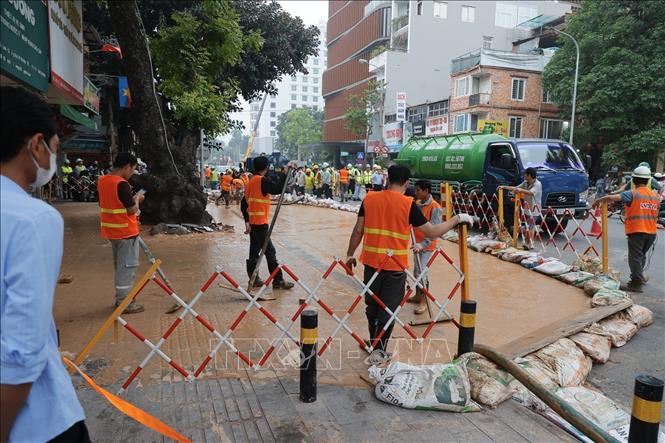 Liên danh nhà thầu và MRB Hà Nội chủ động công tác khắc phục sự cố tại hiện trường. Ảnh: Minh Quyết - TTXVN