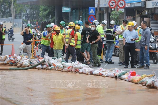 Liên danh nhà thầu và MRB Hà Nội chủ động công tác khắc phục sự cố tại hiện trường. Ảnh: Minh Quyết - TTXVN