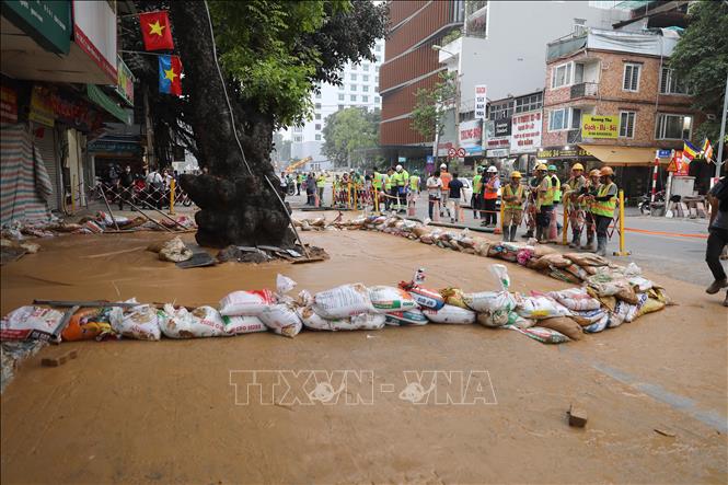 Công nhân đang nỗ lực khắc phục sự cố. Ảnh: Thành Phương - TTXVN