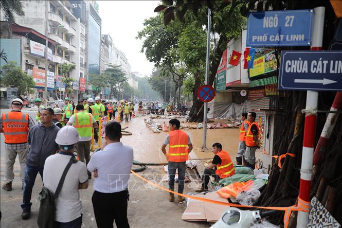 Khu vực xảy ra sự cố được khoanh vùng để triển khai biện pháp khắc phục. Ảnh: Thành Phương - TTXVN
