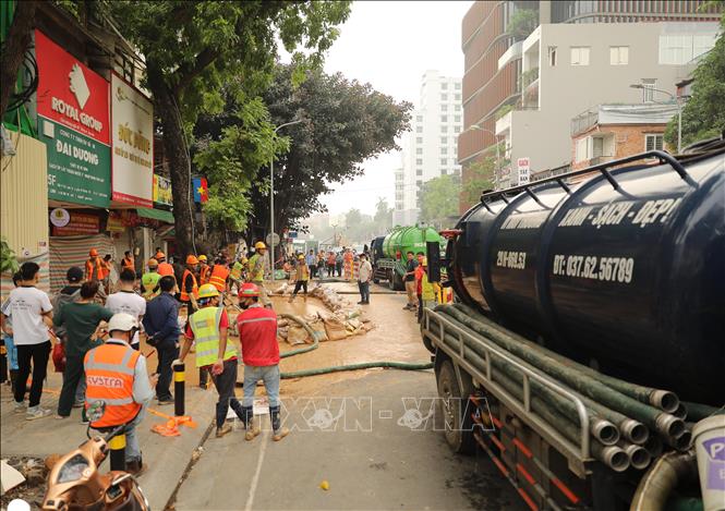 Nhiều xe bồn được điều đến hiện trường để khắc phục sự cố. Ảnh: Thành Phương - TTXVN