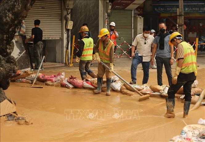 Công nhân đang nỗ lực khắc phục sự cố. Ảnh: Thành Phương - TTXVN