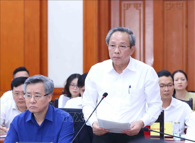 Đồng chí Hoàng Đăng Quang, Uỷ viên Trung ương Đảng, Phó Trưởng Ban Thường trực Ban Tổ chức Trung ương trình bày báo cáo tại buổi làm việc. Ảnh: Phương Hoa – TTXVN