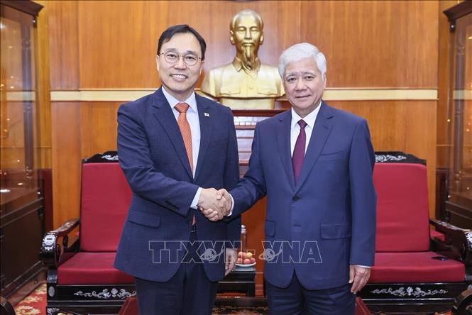 Chủ tịch Ủy ban Trung ương MTTQ Việt Nam Đỗ Văn Chiến tiếp Đại sứ Hàn Quốc tại Việt Nam Choi Youngsam. Ảnh: TTXVN phát