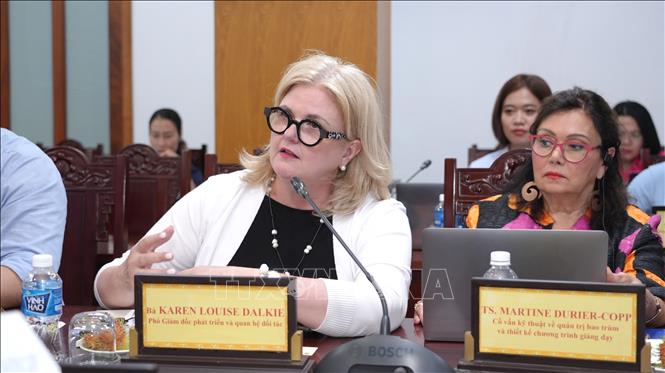 Bà Karen Dalkie – Phó Giám đốc phát triển và quan hệ đối tác - Cơ quan hợp tác Giáo dục Canada phát biểu. Ảnh: Minh Phú – TTXVN