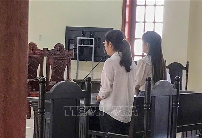Hai bị cáo Phạm Ngọc Thùy và Đỗ Thị Yến Phương tại phiên xử phúc thẩm ngày 27/5/2025. Ảnh: TTXVN phát