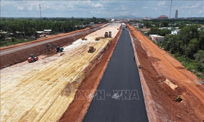 Thi công đường kết nối sân bay Long Thành. Ảnh: Công Phong - TTXVN