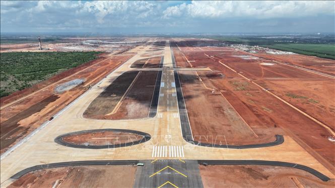  Đường cất hạ cánh sân bay Long Thành cơ bản đã hoàn thành. Ảnh: Công Phong - TTXVN
