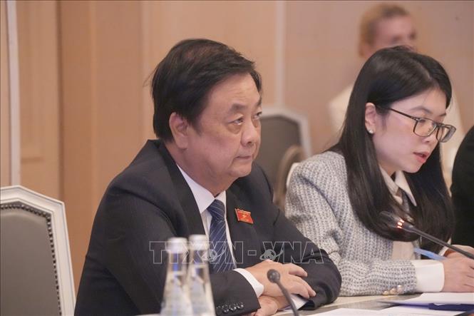 Phó Chủ tịch Quốc hội Lê Minh Hoan trong hội đàm với Phó Chủ tịch thứ nhất Duma Quốc gia Quốc hội Nga Ivan Melnikov. Ảnh: Quang Vinh - PV TTXVN tại LB Nga