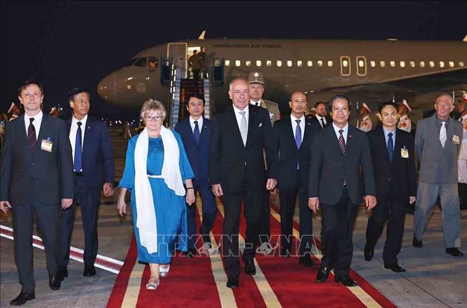 Tổng thống Hungary Sulyok Tamás và Phu nhân đến Hà Nội, bắt đầu thăm chính thức Việt Nam. Ảnh: Minh Đức - TTXVN