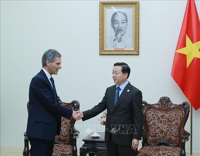Phó Thủ tướng Trần Hồng Hà tiếp ông Rodolphe Saade, Chủ tịch kiêm Tổng giám đốc điều hành Tập đoàn CMA-CGM (Pháp). Ảnh: TTXVN phát
