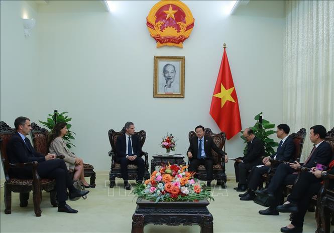 Phó Thủ tướng Trần Hồng Hà tiếp ông Rodolphe Saade, Chủ tịch kiêm Tổng giám đốc điều hành Tập đoàn CMA-CGM (Pháp). Ảnh: TTXVN phát