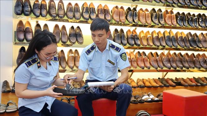 Hàng trăm mặt hàng từ giày dép, túi xách, thắt lưng làm giả các nhãn hiệu lớn bị phát hiện. Ảnh: Đội QLTT số 9/TTXVN phát
