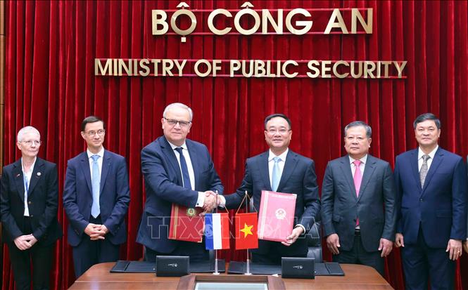 The officials sign a technical agreement between Vietnam’s Ministry of Public Security and France’s Ministry of the Interior. VNA Photo: Phạm Kiên