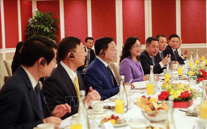 Deputy Prime Minister Tran Hong Ha speaks at the working breakfast. VNA Photo/Photo by courtesy
