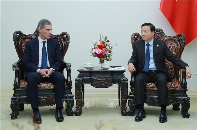 Deputy Prime Minister Tran Hong Ha receives Rodolphe Saadé, Chairman and CEO of the CMA-CGM Group. VNA Photo/Photo by courtesy