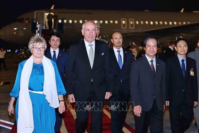 Hungarian President Sulyok Tamás and his spouse arrive in Hanoi, beginning their official visit to Vietnam. VNA Photo: Minh Đức