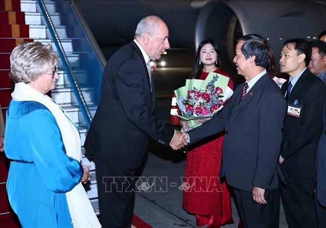 Minister of Education and Training Nguyen Kim Son welcomes Hungarian President Sulyok Tamás and his spouse at Noi Bai international airport. VNA Photo: Minh Đức