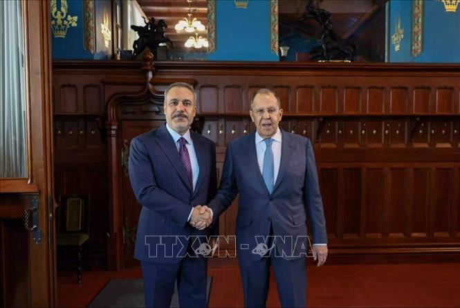 Ngoại trưởng Nga Sergey Lavrov (phải) và Ngoại trưởng Thổ Nhĩ Kỳ Hakan Fidan tại cuộc gặp ở Moskva ngày 27/5/2025. Ảnh: Hurriyet Daily News/TTXVN