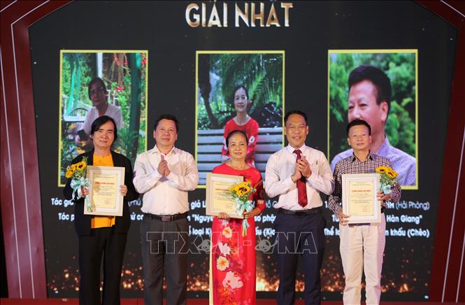 Ban tổ chức trao thưởng cho 3 tác giả đạt giải Nhất cuộc thi. Ảnh: Minh Thu - TTXVN