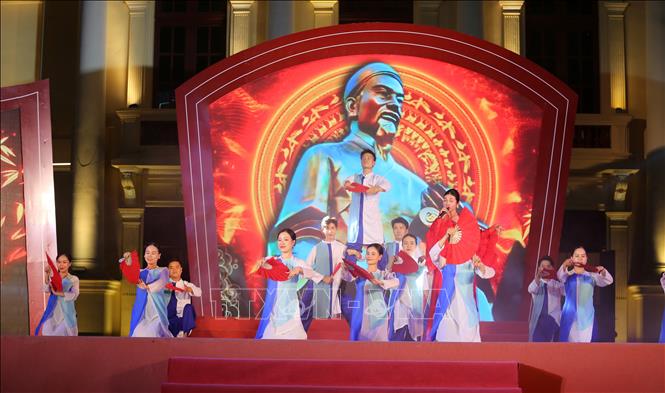 Các nghệ sĩ biểu diễn tác phẩm “Tuyết giang sử ca” - tác phẩm đạt giải Nhất cuộc thi. Ảnh: Minh Thu - TTXVN