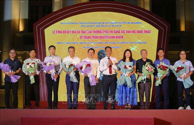Ban tổ chức tặng hoa Ban giám khảo cuộc thi. Ảnh: Minh Thu - TTXVN