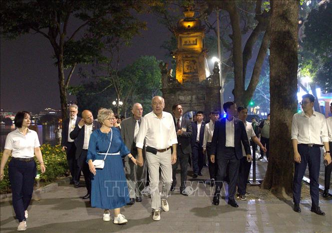 Tổng thống Hungary Sulyok Tamás và Phu nhân đi dạo tại khu vực hồ Hoàn Kiếm. Ảnh: An Đăng - TTXVN