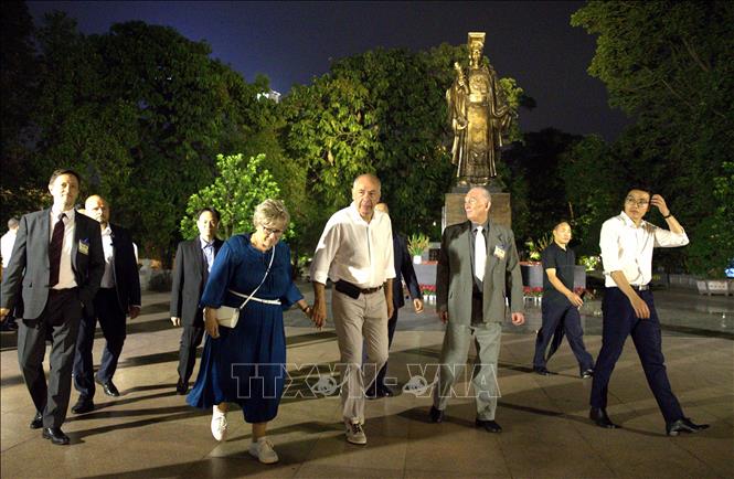 Tổng thống Hungary Sulyok Tamás và Phu nhân đi dạo tại khu vực hồ Hoàn Kiếm. Ảnh: An Đăng - TTXVN