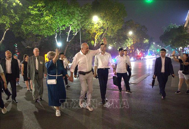 Tổng thống Hungary Sulyok Tamás và Phu nhân đi dạo tại khu vực hồ Hoàn Kiếm. Ảnh: An Đăng - TTXVN