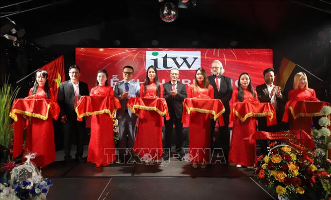 Đại sứ Vũ Quang Minh (giữa) cùng các vị khách cắt băng khai trương ITW Lichtenberg. Ảnh: Thu Hằng