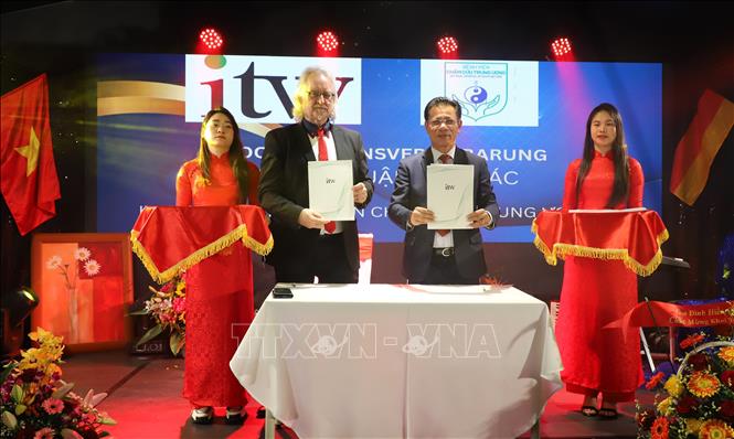 GS. TS. Frank Deubler, Hiệu trưởng ITW Berlin, ký thoả thuận hợp tác với PGS. TS. Trần Văn Thanh, Giám đốc Bệnh viện Châm cứu Trung ương Việt Nam. Ảnh: Thu Hằng- PV TTXVN tại Đức
