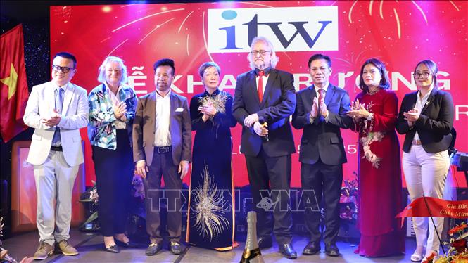 GS. TS. Frank Deubler, Hiệu trưởng ITW Berlin, cùng các đối tác hợp tác đào tạo. Ảnh: Thu Hằng- PV TTXVN tại Đức
