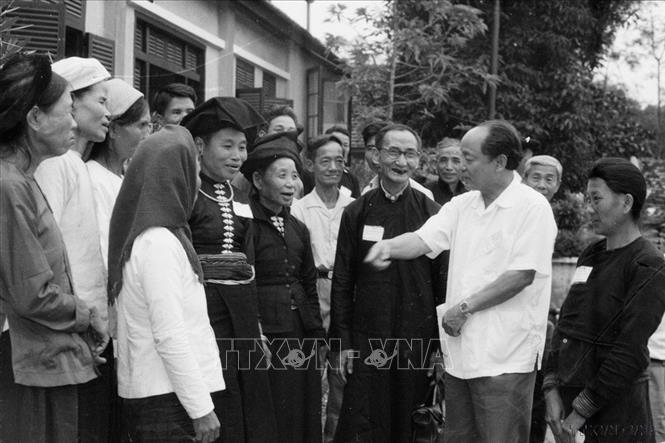 Chủ tịch Ủy ban Trung ương Mặt trận Tổ quốc Việt Nam Hoàng Quốc Việt nói chuyện với các đại biểu tại Đại hội MTTQ Việt Nam tỉnh Hoàng Liên Sơn lần thứ 2 (1980). Ảnh: Phùng Triệu - TTXVN