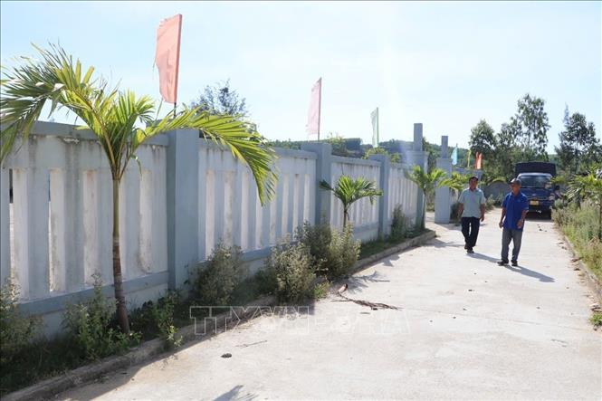 Con đường vào nhà văn hóa thôn Tuyết Diêm 3 được mở rộng nhờ ông Binh hiến đất. Ảnh: Đinh Hương - TTXVN