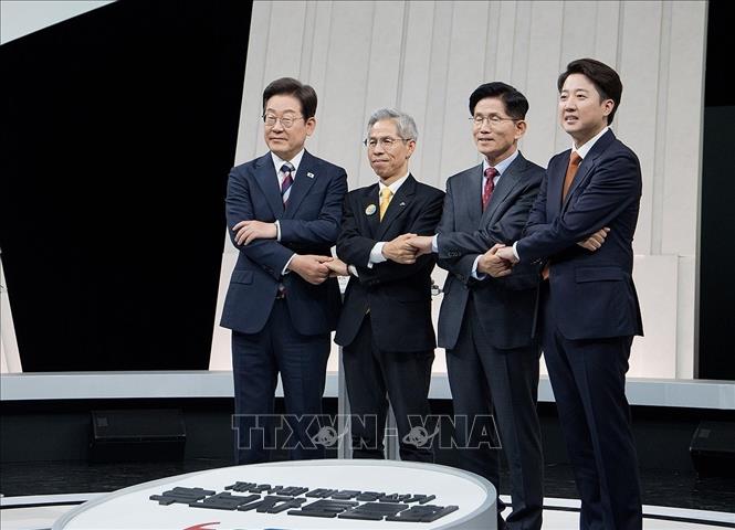 Các ứng viên tranh cử Tổng thống Hàn Quốc (từ trái sang): Lee Jae Myung của đảng Dân chủ (DP), Kwon Young Kook của đảng Lao động Dân chủ, Kim Moon Soo của đảng Quyền lực Quốc dân (PPP) và Lee Jun Seok của đảng Cải cách mới (NRP) tại cuộc tranh luận trực tiếp cuối cùng trên truyền hình ở Seoul tối 27/5/2025. Ảnh: Yonhap/TTXVN