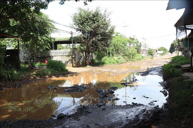 Từ năm 2020 đến nay, đoạn đầu tuyến của dự án chưa được giải phóng mặt bằng, đường sá lầy lội vào mùa mưa, bụi mù mịt vào mùa khô. Ảnh: Tuấn Anh - TTXVN