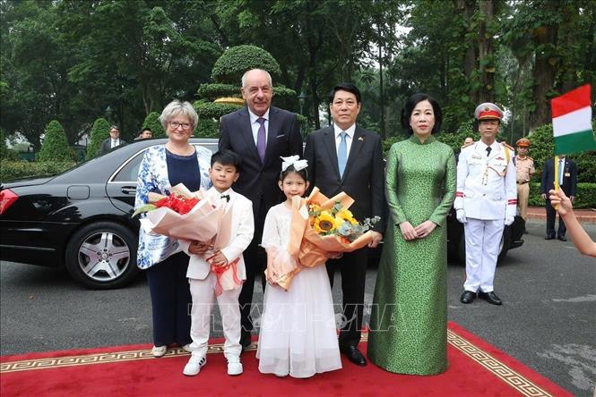 Chủ tịch nước Lương Cường và Phu nhân đón Tổng thống Hungary Sulyok Tamas và Phu nhân. Ảnh: Lâm Khánh – TTXVN