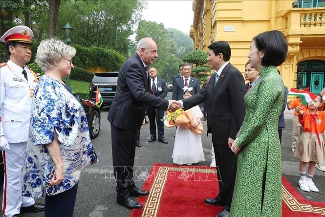 Chủ tịch nước Lương Cường và Phu nhân đón Tổng thống Hungary Sulyok Tamas và Phu nhân. Ảnh: Lâm Khánh – TTXVN