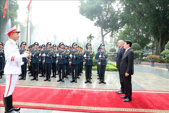 Chủ tịch nước Lương Cường và Tổng thống Hungary Sulyok Tamas duyệt Đội danh dự Quân đội nhân dân Việt Nam. Ảnh: Lâm Khánh – TTXVN