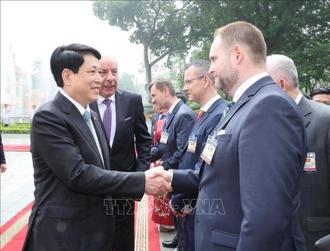 Tổng thống Sulyok Tamas giới thiệu thành viên đoàn Hungary với Chủ tịch nước Lương Cường. Ảnh: Lâm Khánh – TTXVN