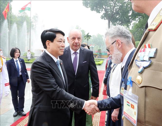 Tổng thống Sulyok Tamas giới thiệu thành viên đoàn Hungary với Chủ tịch nước Lương Cường. Ảnh: Lâm Khánh – TTXVN