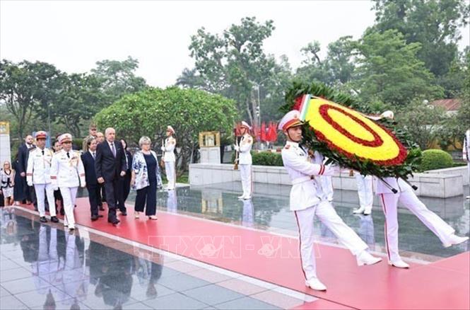 Tổng thống Hungary Sulyok Tamás và Phu nhân đặt vòng hoa tại Đài tưởng niệm các Anh hùng liệt sĩ. Ảnh: Minh Đức – TTXVN