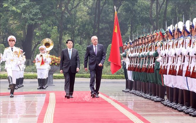Chủ tịch nước Lương Cường và Tổng thống Hungary Sulyok Tamas duyệt Đội danh dự Quân đội nhân dân Việt Nam. Ảnh: Lâm Khánh – TTXVN